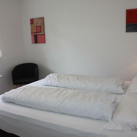 אקורירי Brekkugata 33 Guesthouse מראה חיצוני תמונה